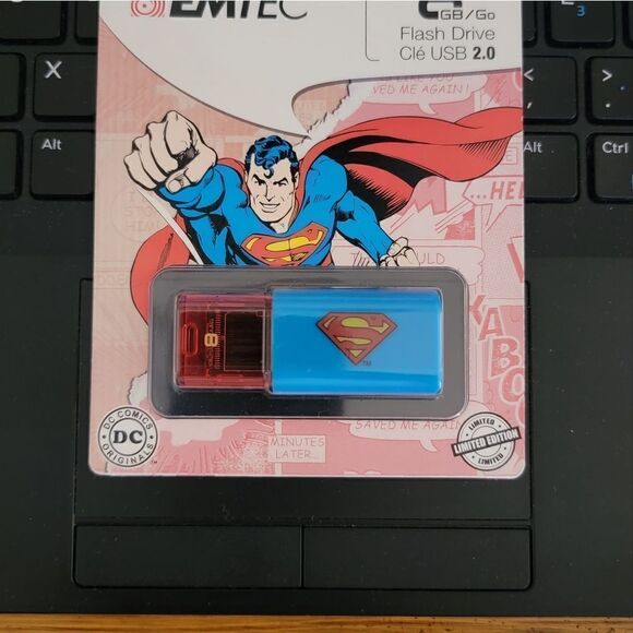 Emtec Superman DC Comics USB Flash Drive 8 GB Limited Edition 2.0 - Picture 2 of 4